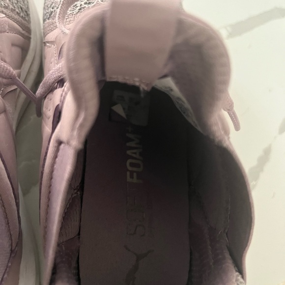 New balance , ladies, running shoe, memory foam, only used a few times x - Picture 2 of 4